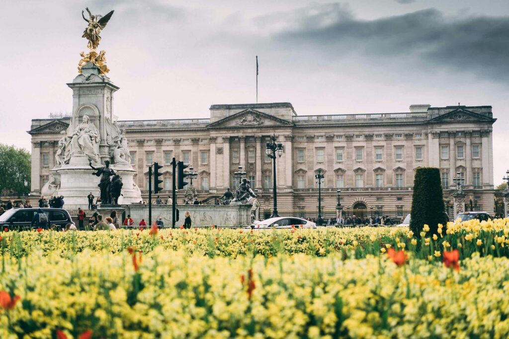 A picture of Buckingham palace. 